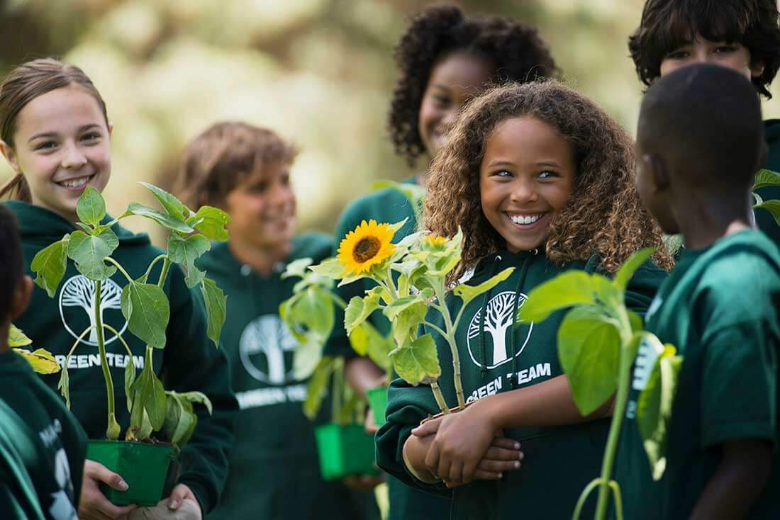 children-in-a-group-learning-about-plants-and-flow-7YGMWQG-1100px Children in a group learning about plants and flowers